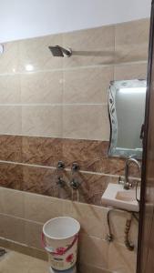 Hotel Karan Place -Near Connaught Place & New Delhi Railway Station