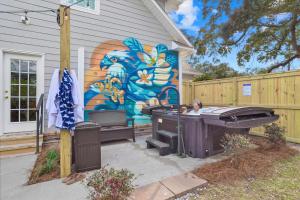 Artsy Downtown Retreat w Hot Tub