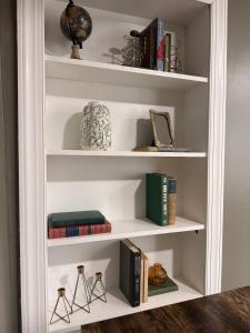 Vintage Cozy Private Suite 11 min to LU