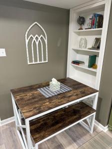 Vintage Cozy Private Suite 11 min to LU