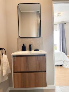 Yang Suite B - Modern Studio Apartment