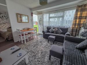 Lovely Chalet Nearby Hemsby Beach In Norfolk Ref 83070S