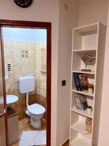 Apartman Violeta Rakalj u mirnoj ulici sa parkingom
