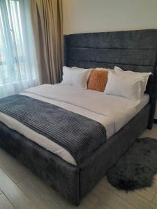 elegant executive two bedroom apartment with amazing city views,swimming pool,fully equipped gym and close proximity to major shopping malls and restaurants