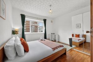 Cosy 2 Bedroom With Balcony Apartment in Old Street