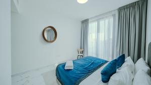 Bright & Stylish 1BR in Marina Al Hamra Village