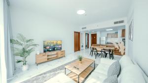 Bright & Stylish 1BR in Marina Al Hamra Village