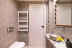 Elegant 2-Bedroom Home with Fireplace & Balcony