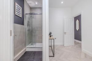 Amazing Three Bedroom Apartments Next to Shopping Center and Beach