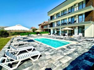 Lakeview Apartments