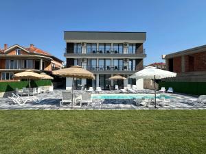 Lakeview Apartments