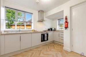 3-Bed House - Sleeps 5 - Free Driveway Parking - Van Friendly - Close to Leeds City Centre