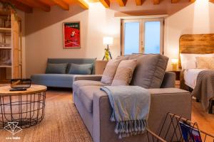 EDIFICIO Aire Morito Rozando las Agujas de la Catedral de Burgos