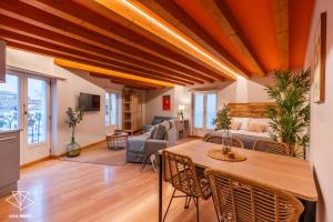 EDIFICIO Aire Morito Rozando las Agujas de la Catedral de Burgos