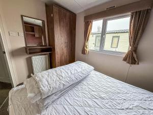 Lovely 8 Berth Caravan At California Cliffs Nearby Scratby Beach Ref 50060E