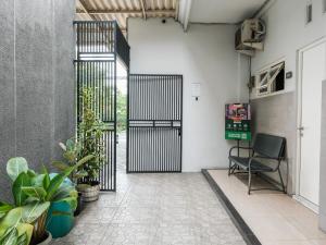 RedDoorz near Ciputra Golf Surabaya