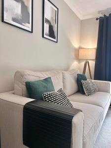 Stylish 2 Bed House- Sleeps 4- Parking -Near NEC & M42