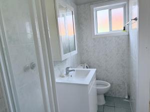 Spacious Room with Luxury Furniture in Earlwood close to Shops & Eateries