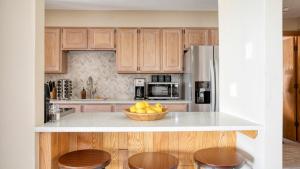 Cloud 9 by AvantStay Located at the Base of Vail Ski Resort w Community Pool Hot Tub