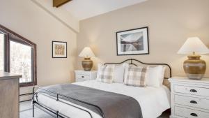 Cloud 9 by AvantStay Located at the Base of Vail Ski Resort w Community Pool Hot Tub