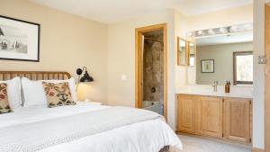 Cloud 9 by AvantStay Located at the Base of Vail Ski Resort w Community Pool Hot Tub