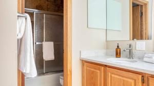 Cloud 9 by AvantStay Located at the Base of Vail Ski Resort w Community Pool Hot Tub