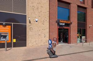 Canary Wharf Riverside Flat - Balcony - DLR 2 mins - Fast WiFi - Sleeps 3