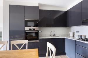 Elegant Flat with Balcony in Finchley