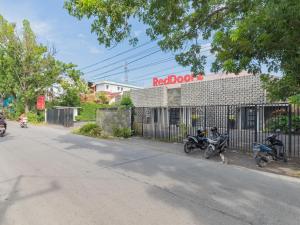 RedDoorz Plus near UNIMED Medan