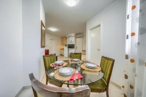 A comfortable apt w balcony 4 min walk to beach