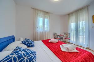 A comfortable apt w balcony 4 min walk to beach