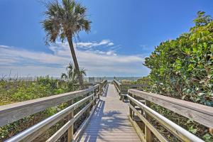 Walk to Pool and Ocean! 5th-Floor Myrtle Beach Haven
