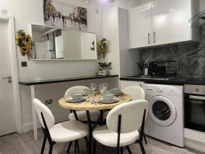 Large Studio - Prime Central Location