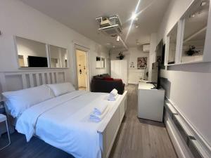 Large Studio - Prime Central Location