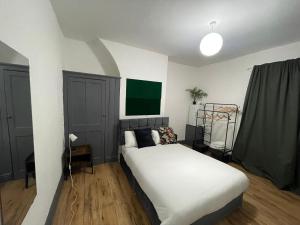 Large 4-Bed Home Free Parking Near City Center