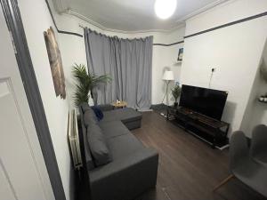 Large 4-Bed Home Free Parking Near City Center