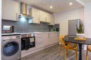 Central 1-Bed Apartment with Free Parking & Wifi