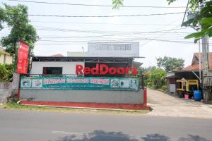 RedDoorz near Kampus UMP Purwokerto
