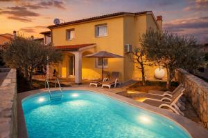 Holiday House with pool Lili, Pet friendy