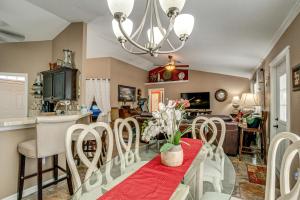 Snowbird Haven! 10 Mi to Warm Mineral Springs Park