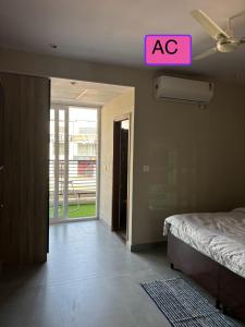 Modern Cozy Studio with King Bed & Kitchenette