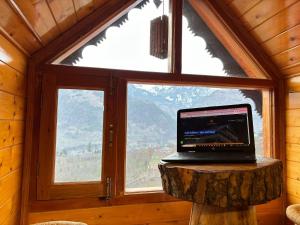 Cafe Saffron Sips & Stays - Alpine Suites Naggar Near Manali