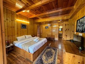 Cafe Saffron Sips & Stays - Alpine Suites Naggar Near Manali