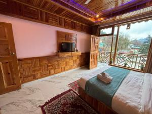 Cafe Saffron Sips & Stays - Alpine Suites Naggar Near Manali