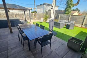 Cottage with garden spa and close to lake