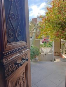 The House Thessaloniki - Charming Central with Private Courtyard - Easy Parking - 300m from University
