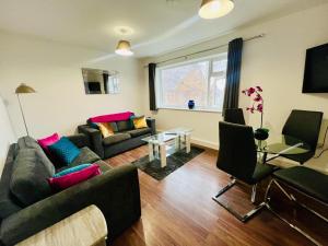 Modern 2 bed 1st Floor Apartment by Jesswood Properties Parking Wi-fi