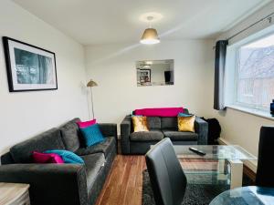 Modern 2 bed 1st Floor Apartment by Jesswood Properties Parking Wi-fi