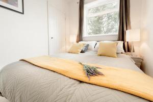 Modern 2 bed 1st Floor Apartment by Jesswood Properties Parking Wi-fi