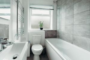 Modern 2 bed 1st Floor Apartment by Jesswood Properties Parking Wi-fi